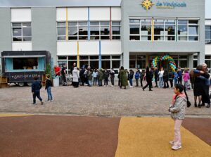 ingang openingsfeest van kindcentrum de vindplaats