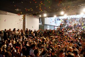 openingsfeest met confetti van kindcentrum de vindplaats