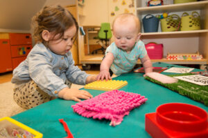 twee baby's spelen samen